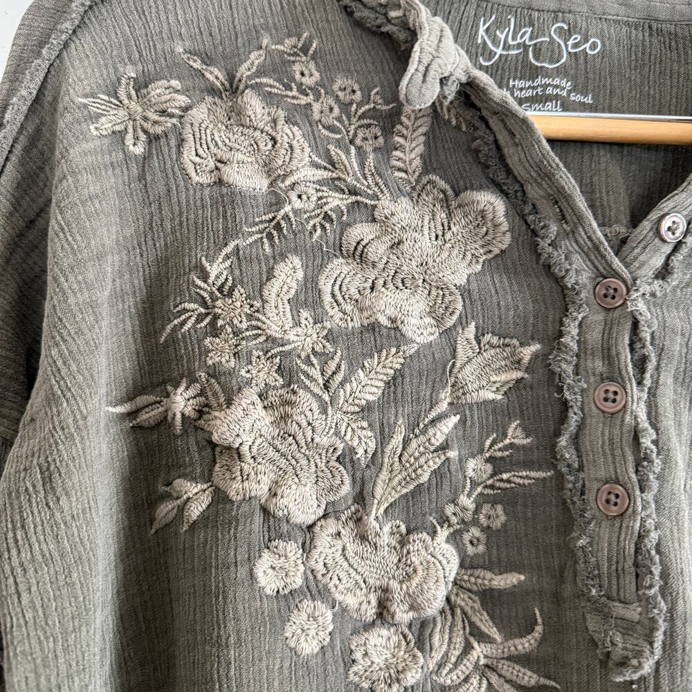 KYLA SEO | Dark Sage Green Embroidered Cotton Gauze Boxy Blouse | Size Small - Picture 4 of 9